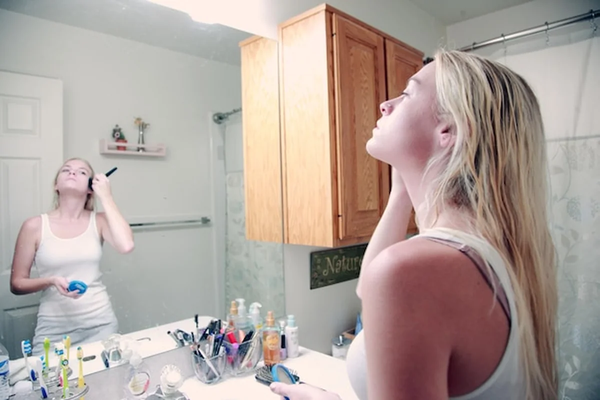 Kobieta przygotowuje się w łazience