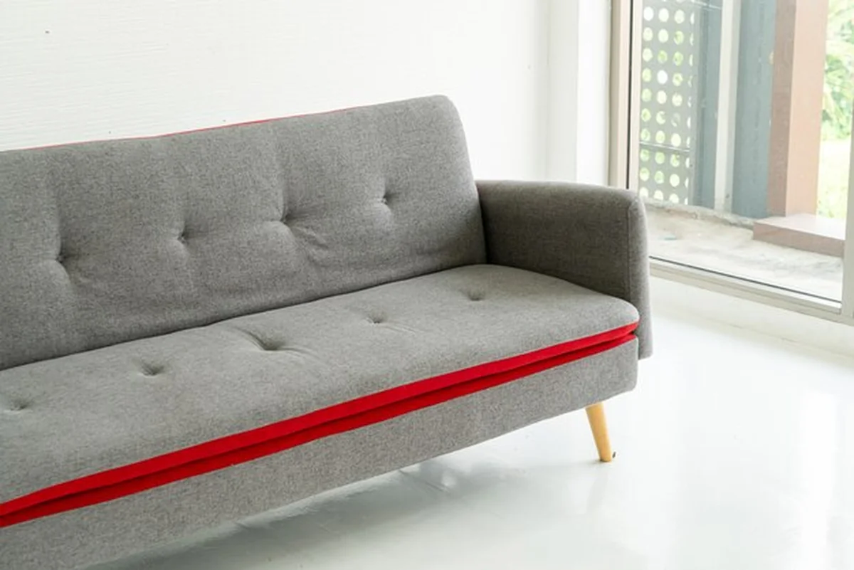 Szara sofa w salonie