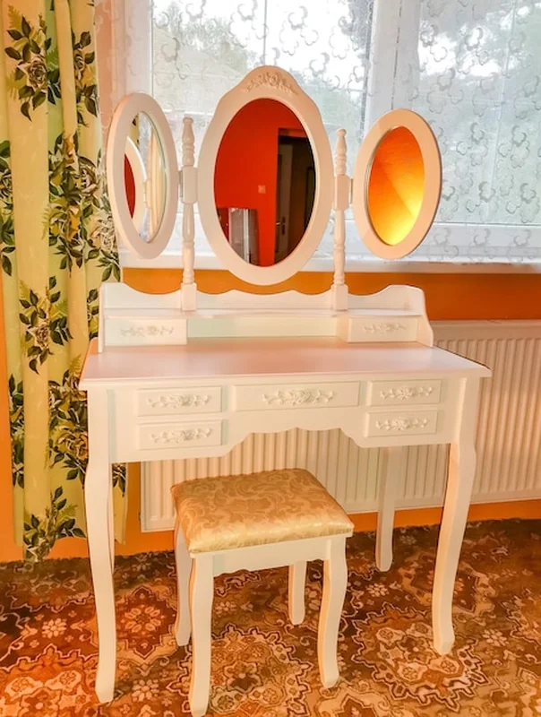 Toaletka w kolorze białym w stylu retro