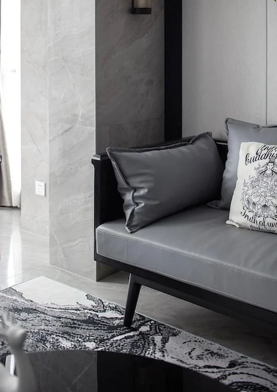 Szara kanapa w minimalistycznym salonie