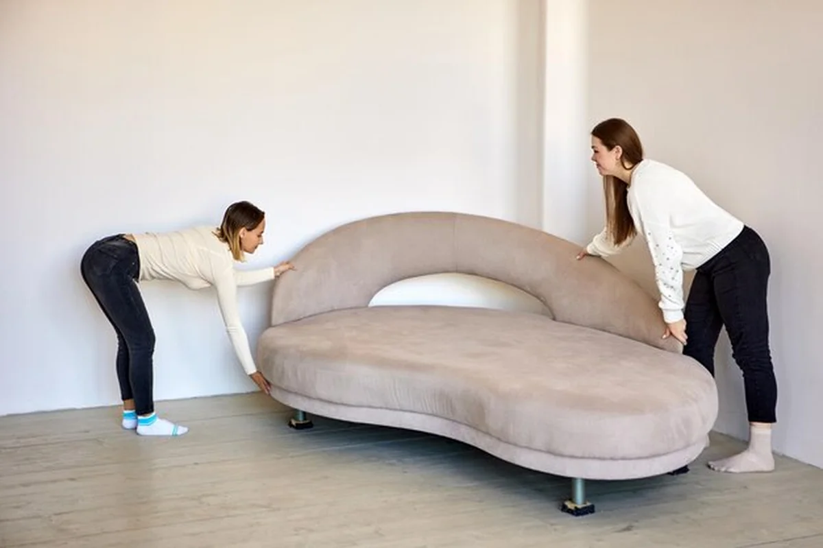 Młoda para na wersalce w domu