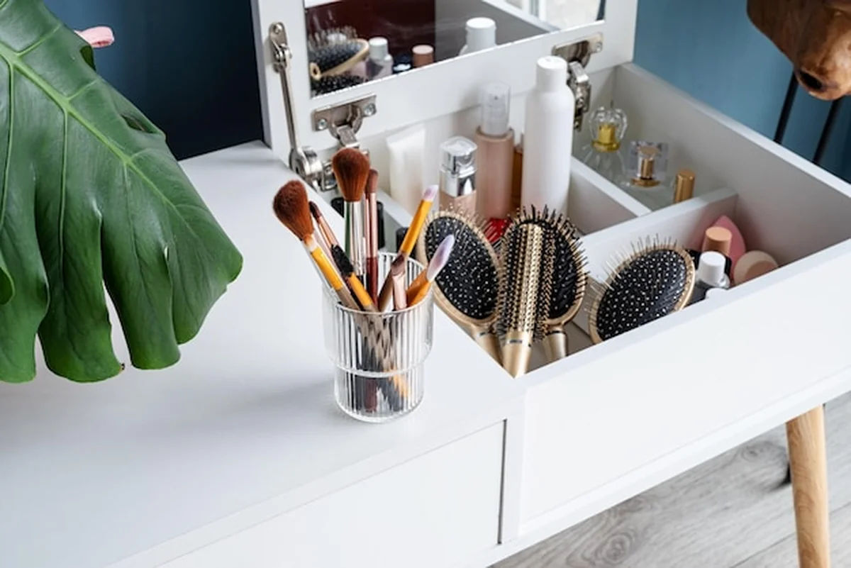 Stylowe wnętrze pokoju z elegancką toaletką i roślinami