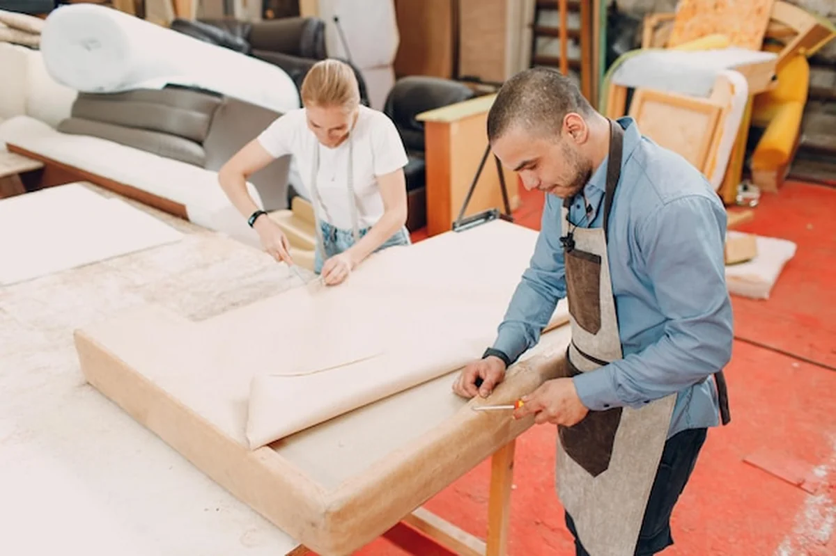 Mebel tapicerski i tkanina podczas renowacji