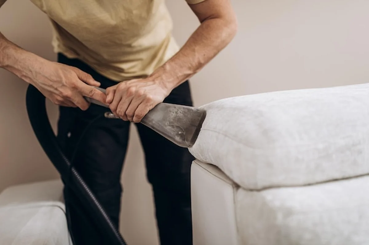 Proces głębokiego czyszczenia tapicerki sofy. Koncepcja prania mebli