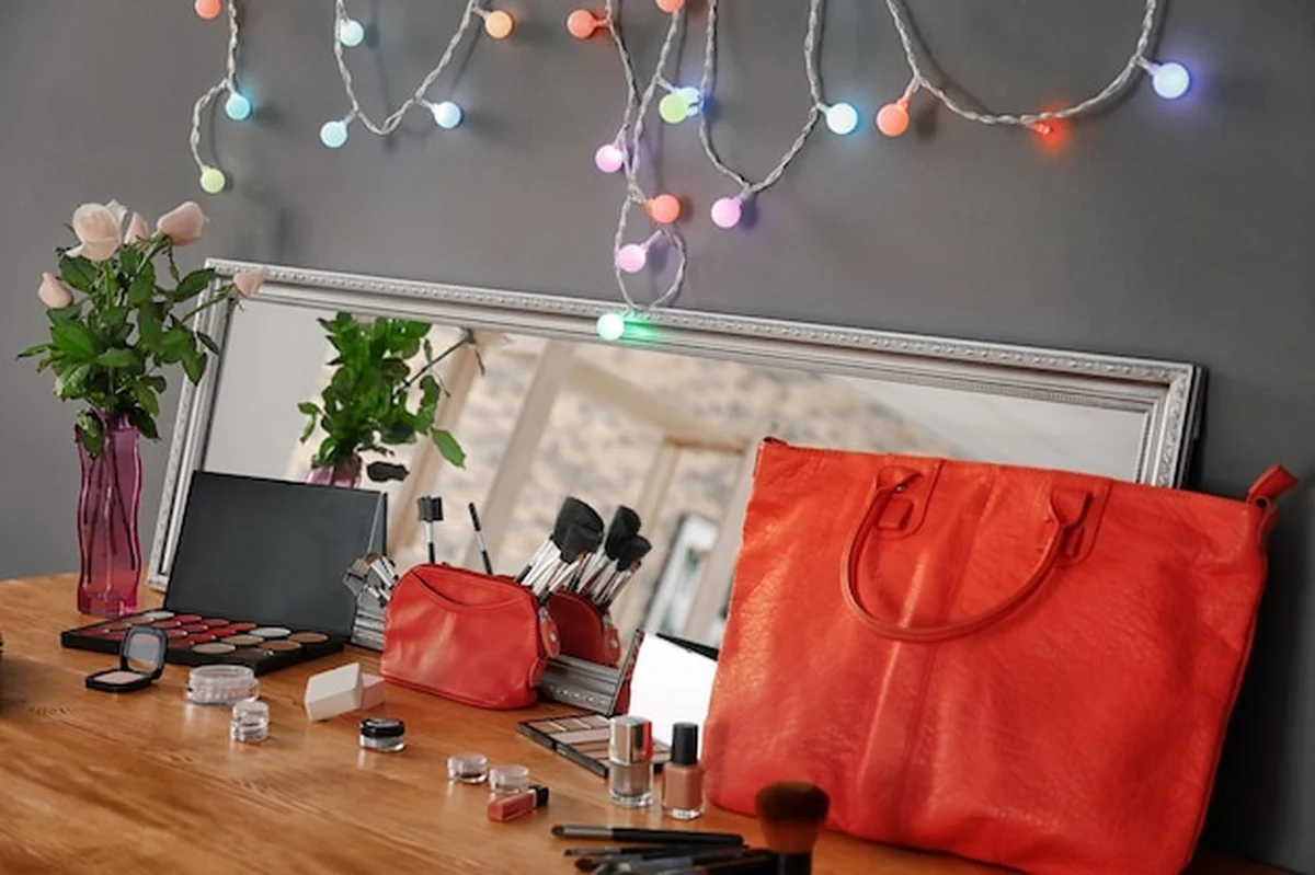 Zestaw dekoracyjnych kosmetyków na toalecie w domu