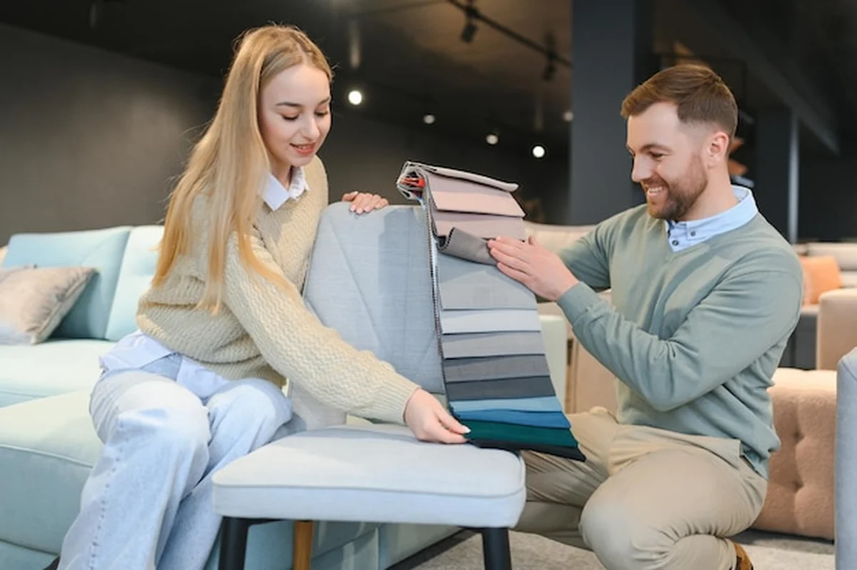 Atrakcyjna kobieta z mężem w salonie meblowym