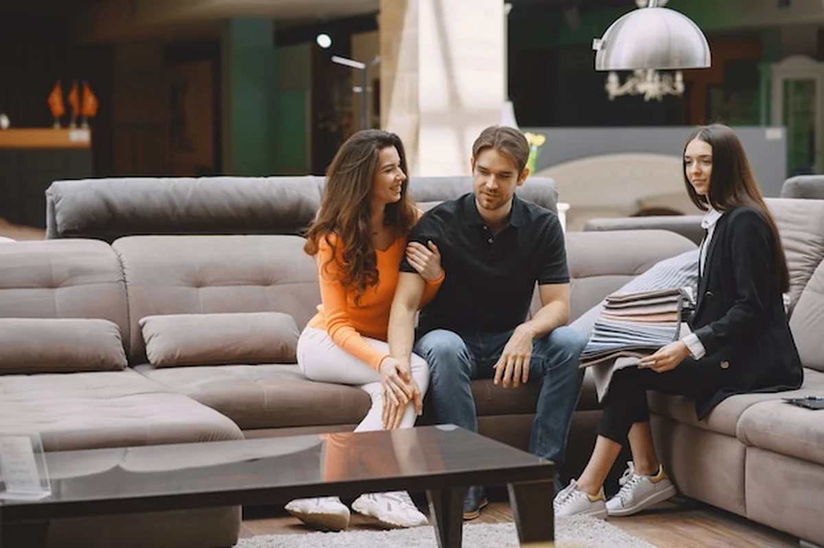 Para wybiera tkaniny w sklepie meblowym