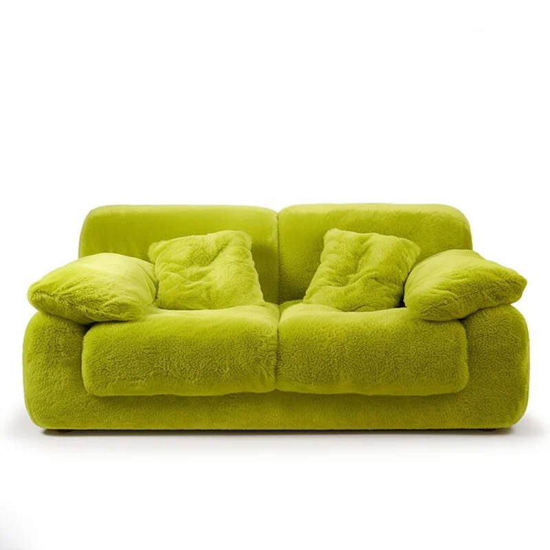 Świeża zielona kanapa na żółtym tle