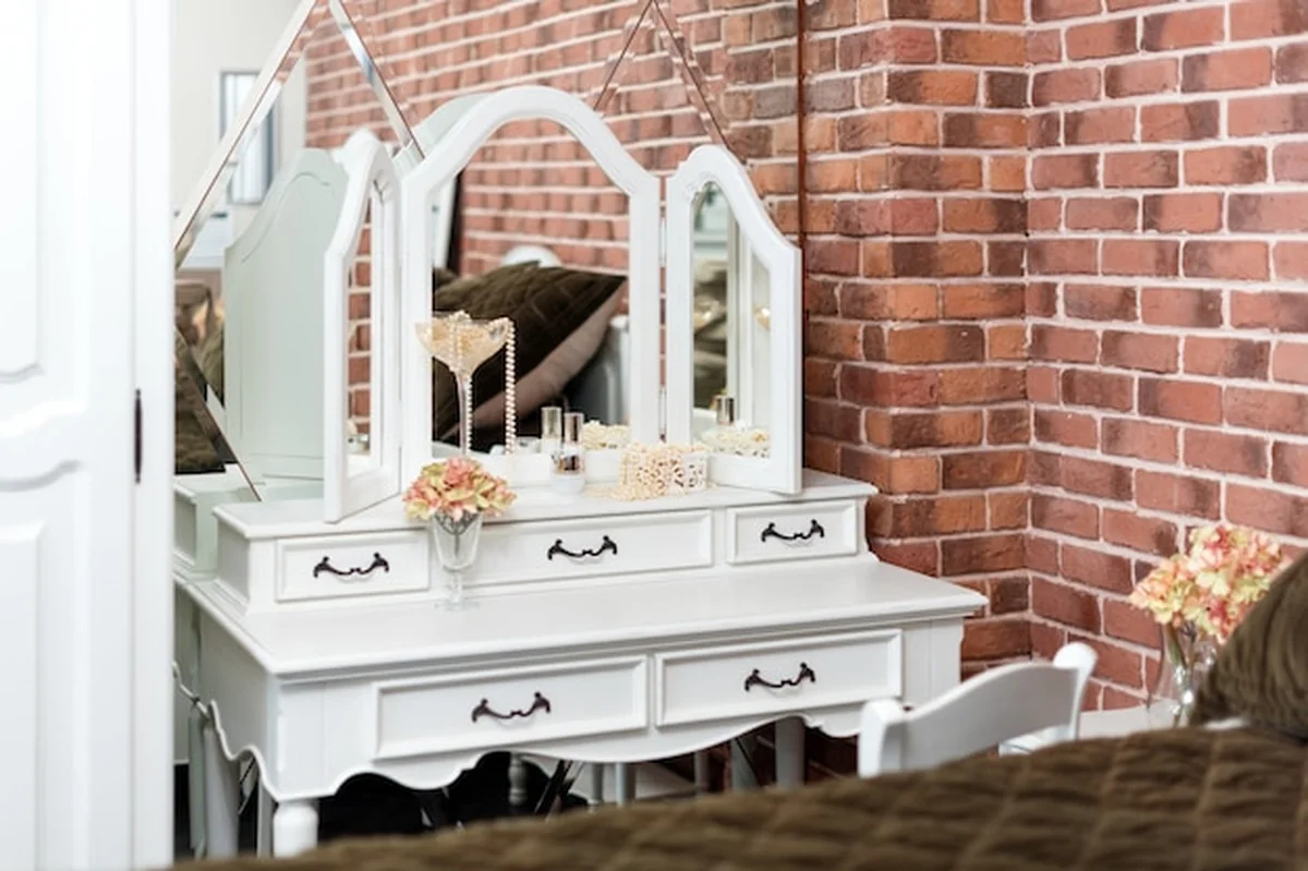 Toaletka w eleganckim wnętrzu sypialni