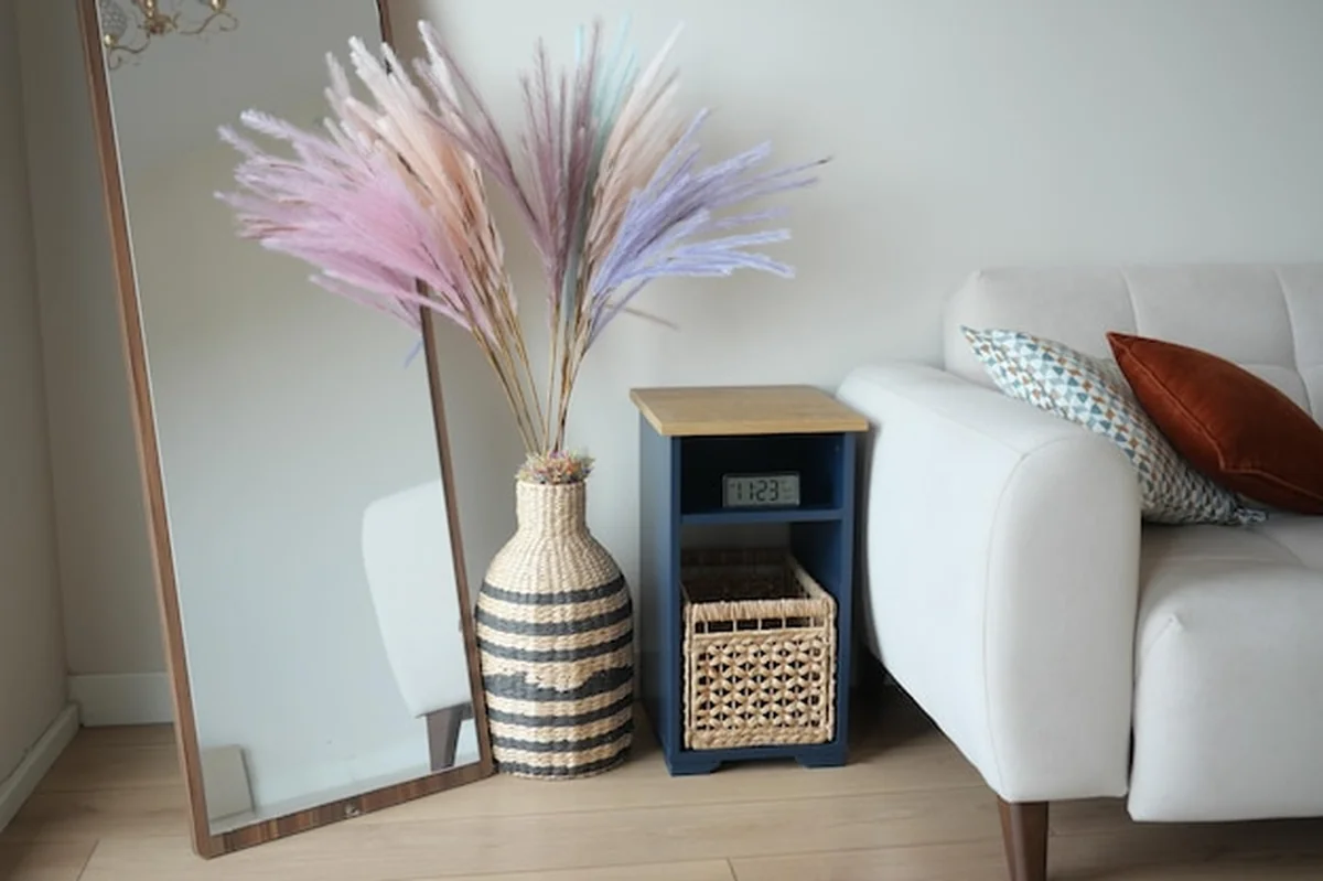 Stylowy wystrój salonu z trawą pampasową i nowoczesnymi meblami