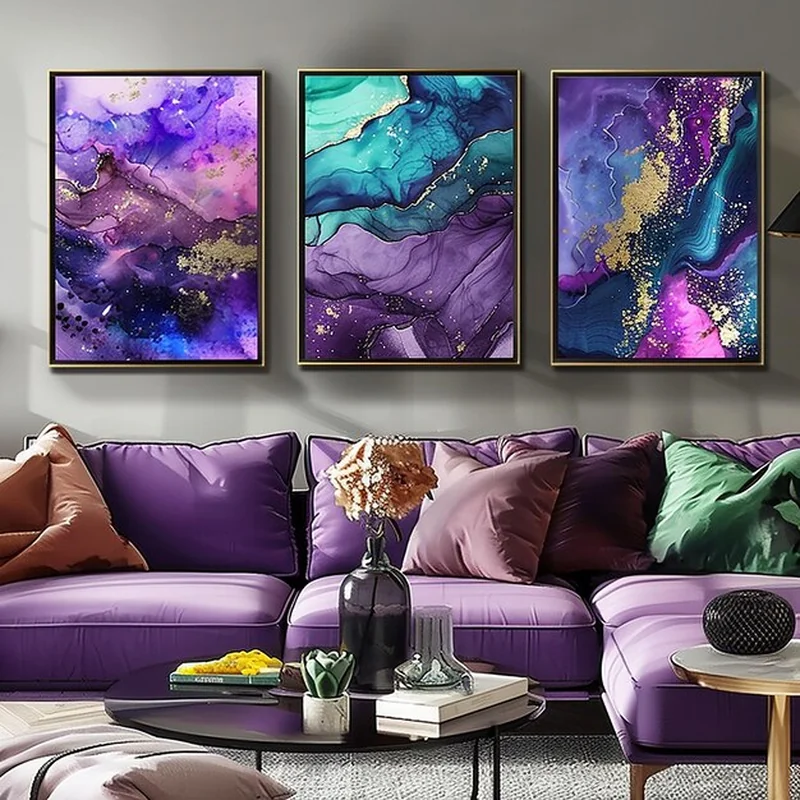 Kolorowy obraz wisi nad kanapą