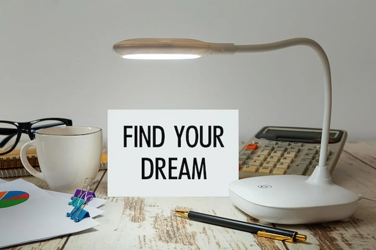 Biurko z lampką podświetlającą napis 