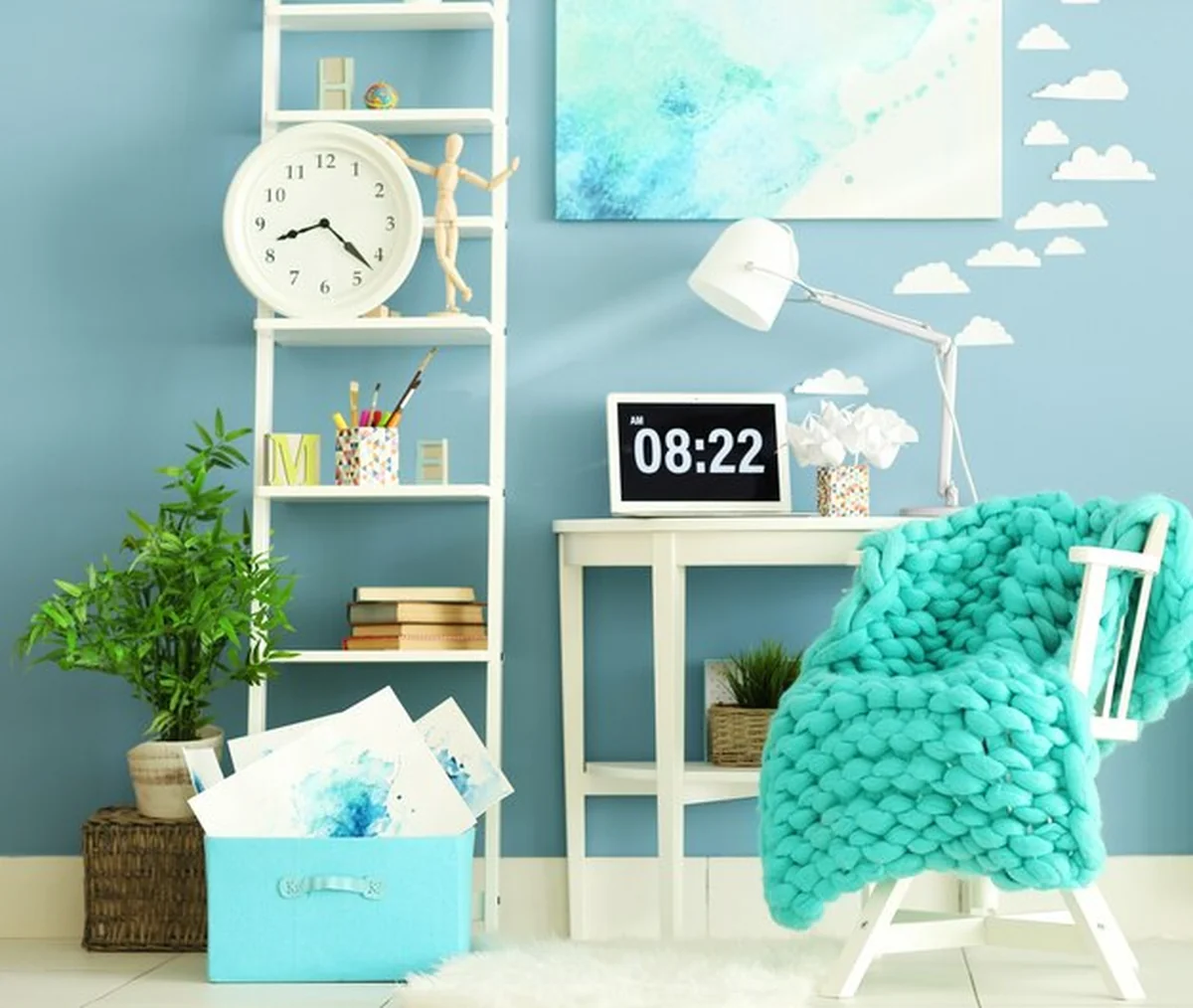 Stylowe miejsce pracy z biurkiem i regałem