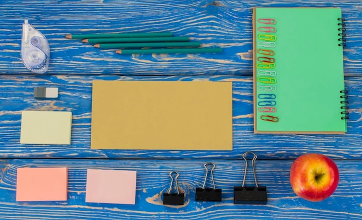 Materiały szkolne na niebieskim tle