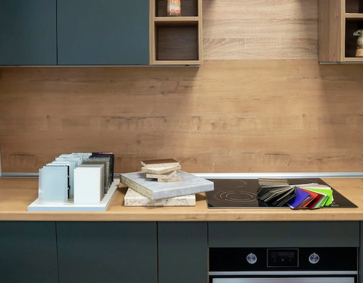 Próbki materiałów na blaty kuchenne i elewacje wykonane ze sztucznego kamienia