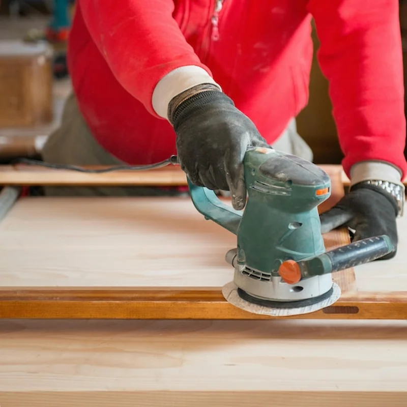 Drewniane meble w trakcie klejenia