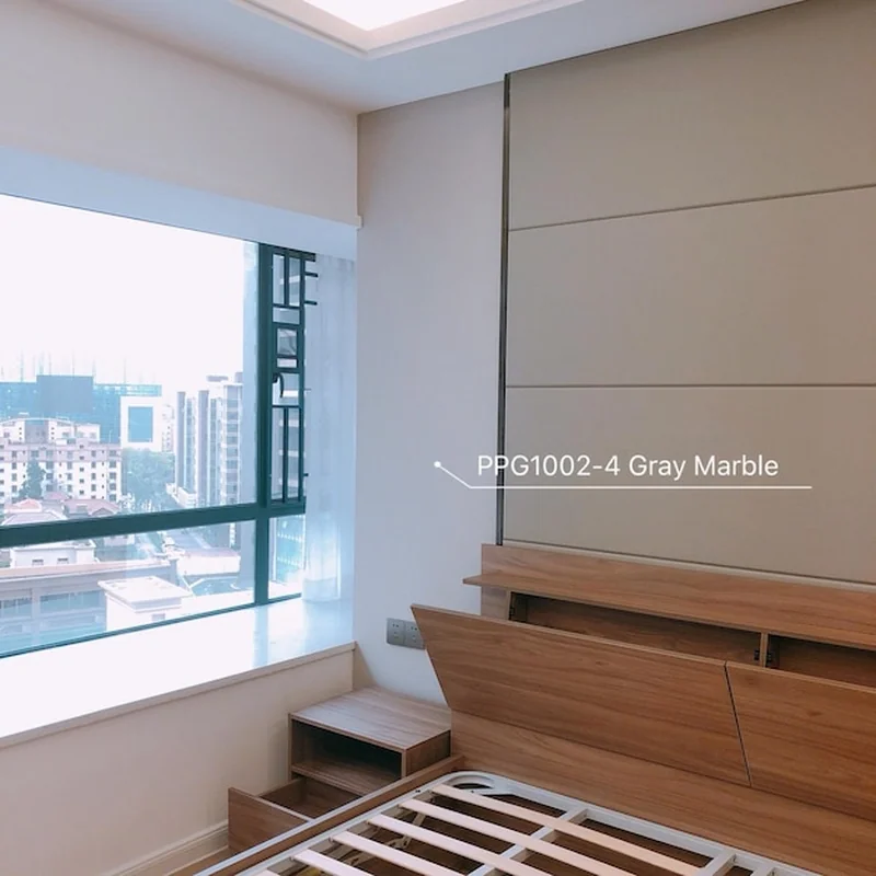 Nowoczesna sypialnia z szarą marmurową ścianą