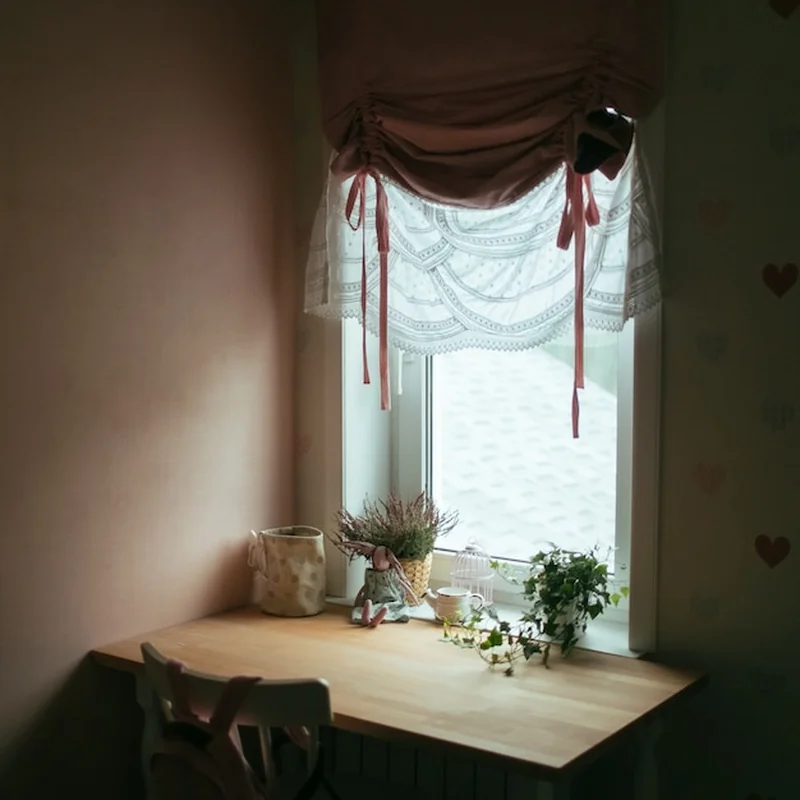 Jak ustawić biurko względem okna? Praktyczne porady