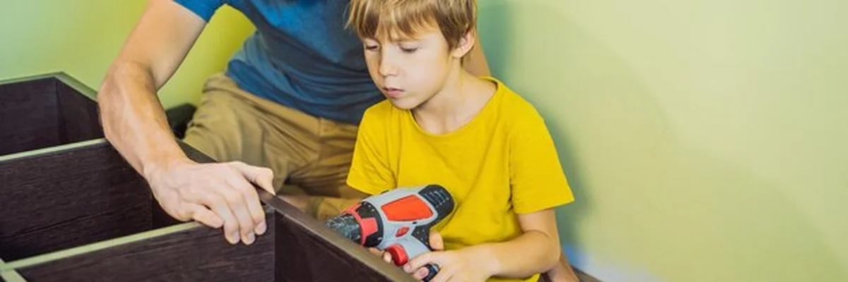 Ojciec i syn montują meble w domu