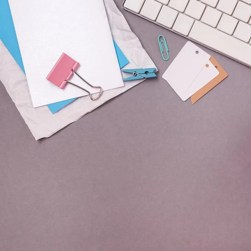 Obszar roboczy z białą klawiaturą na jasnoszarym tle