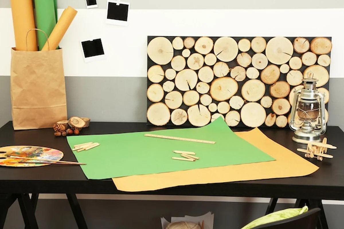 Miejsce pracy osoby kreatywnej w pomieszczeniu