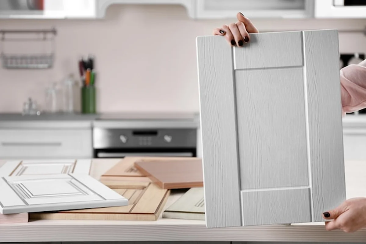 Kobiece ręce trzymające drewniane panele meblowe