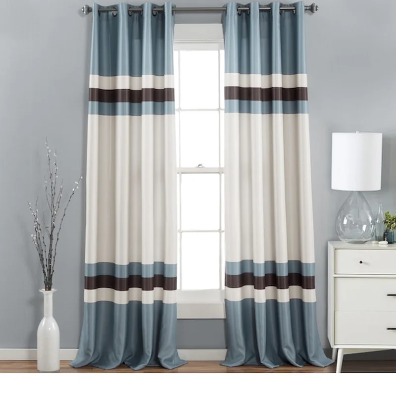 Współczesne zasłony paskowe obok szarej kanapy