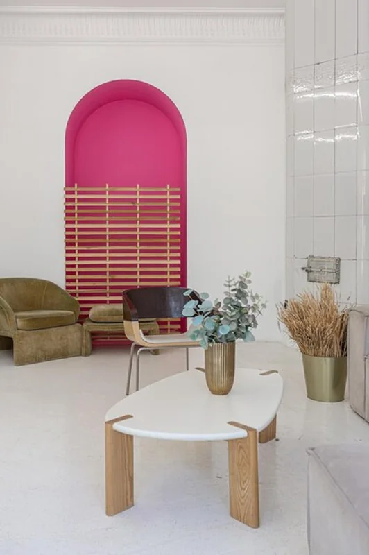 Jasne wnętrze salonu z białymi ścianami i nowoczesnymi meblami