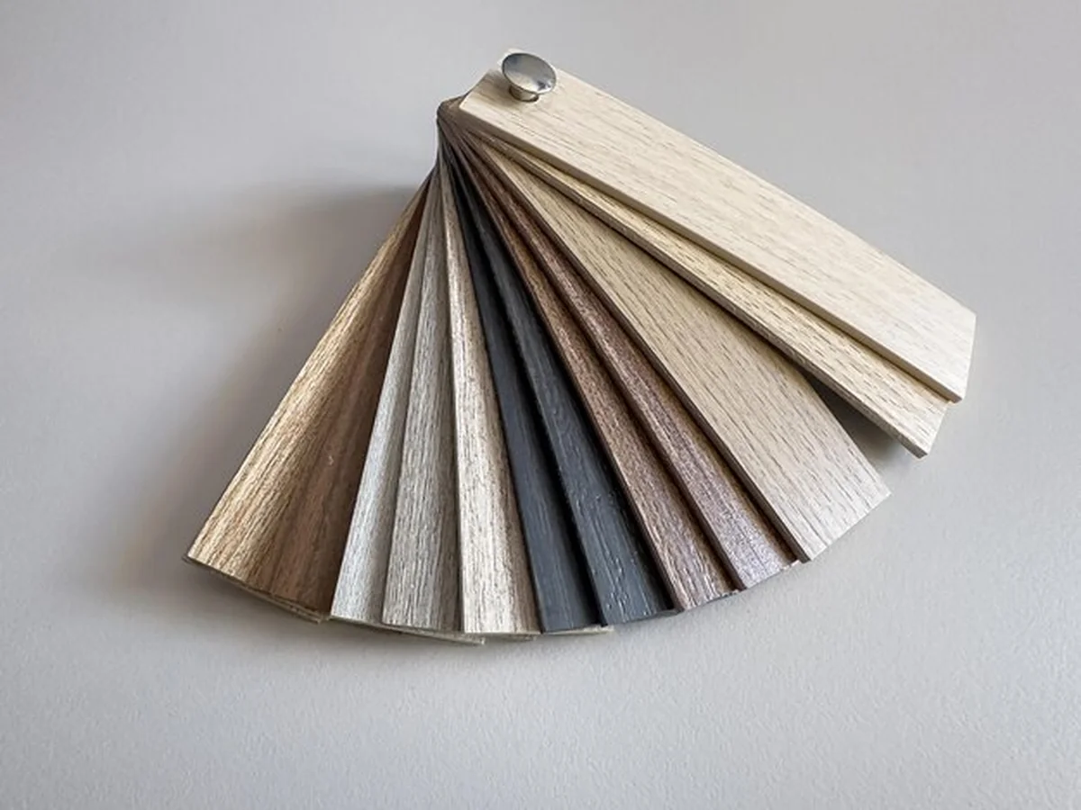 Podłoga z drewna lub winylu na brązowym biurku