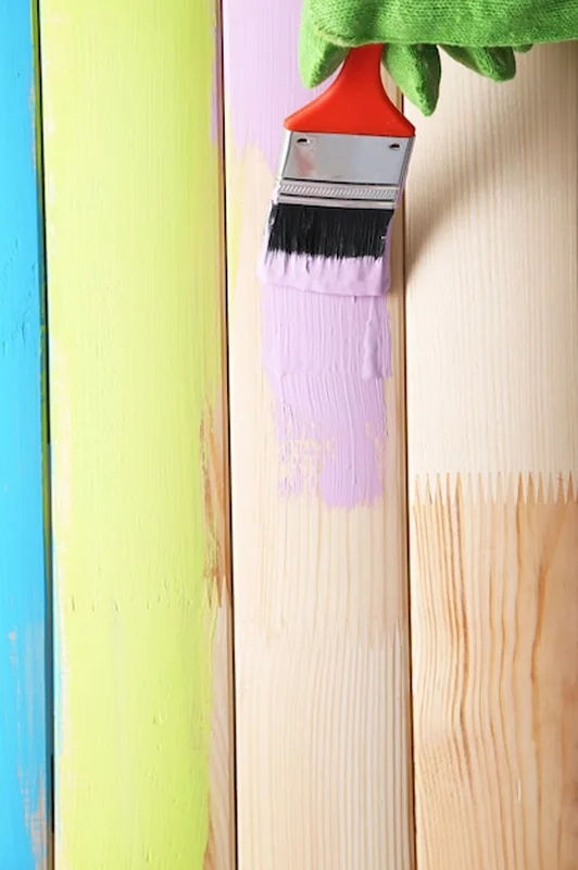 Malowanie drewnianych mebli pędzlem z bliska