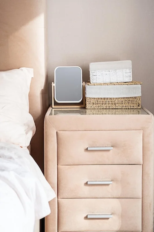 Minimalistyczny nocny stolik z lustrem i koszykami do przechowywania