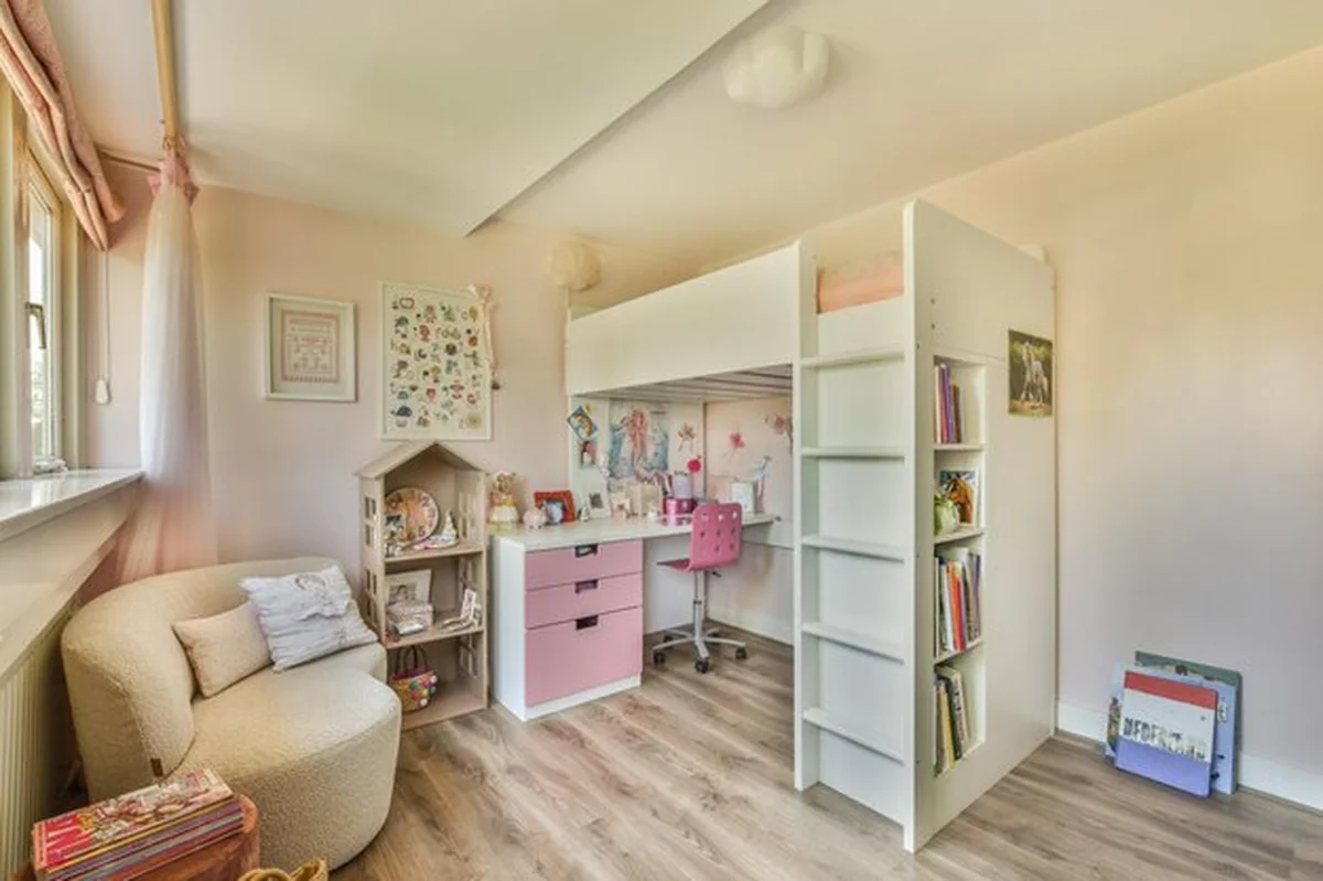 Sypialnia z łóżkiem piętrowym i biurkiem