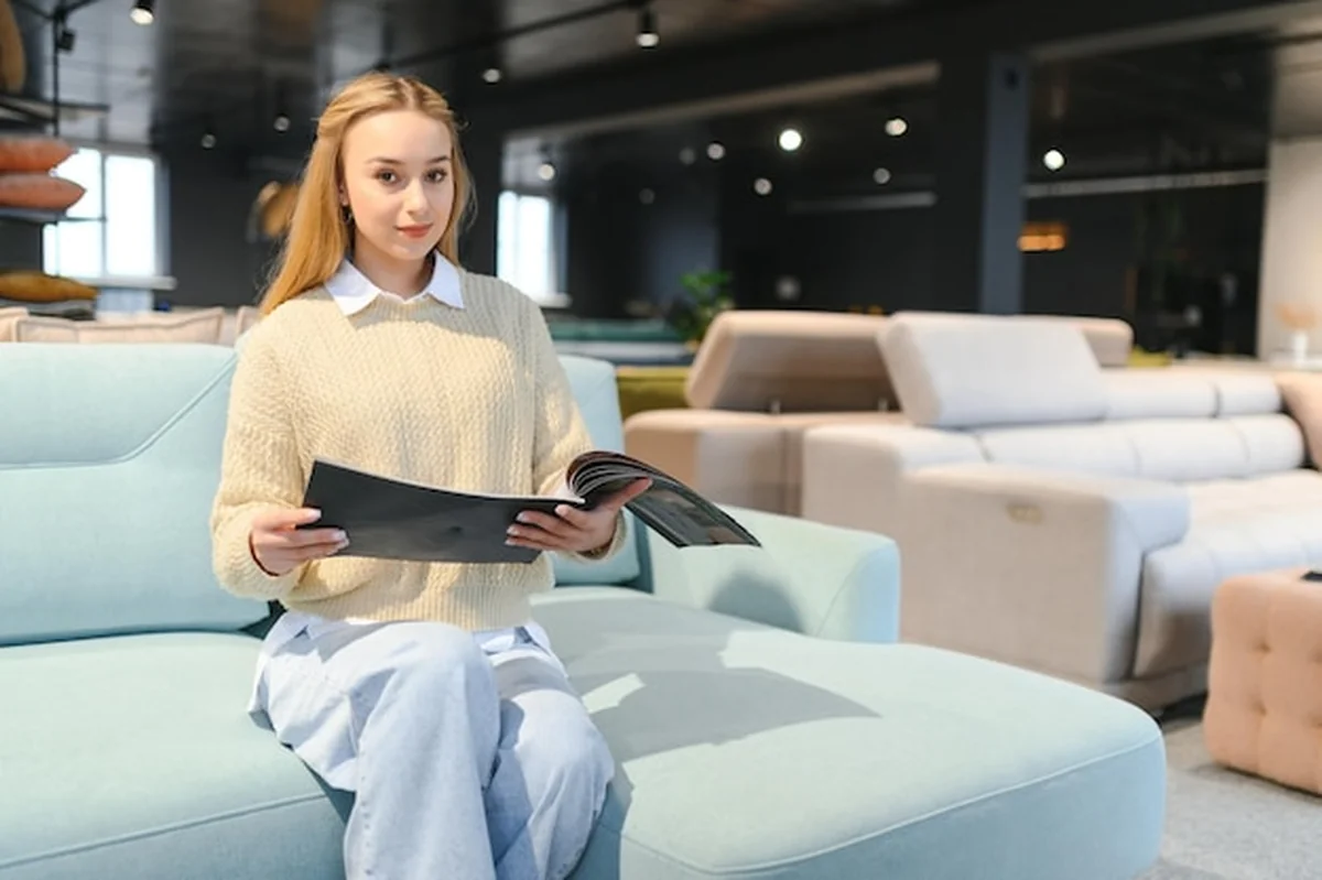 Kobieta projektantka patrząca na próbkę włókienniczą