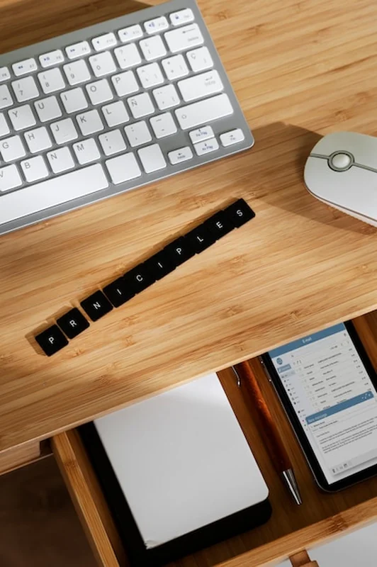 Układ klawiatury i myszy w widoku z góry