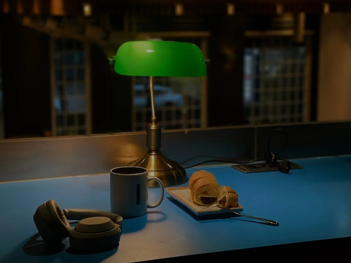 Zbliżenie lampy na stole