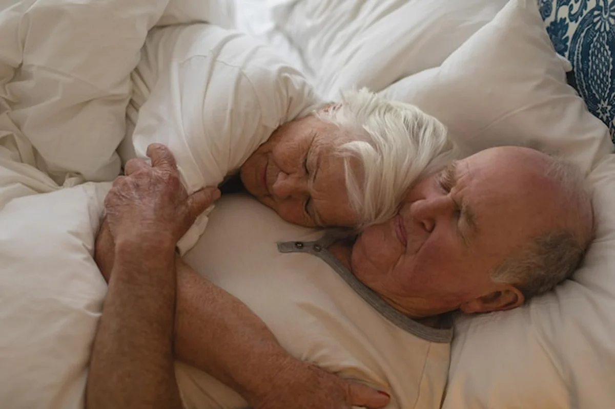 Starsza para śpiąca w sypialni