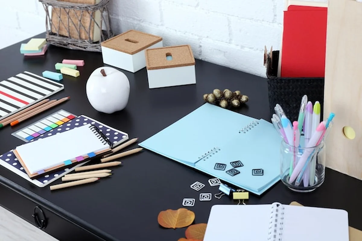 Urządzenie biurowe i szkolne z artykułami biurkowymi i notatnikami na stole