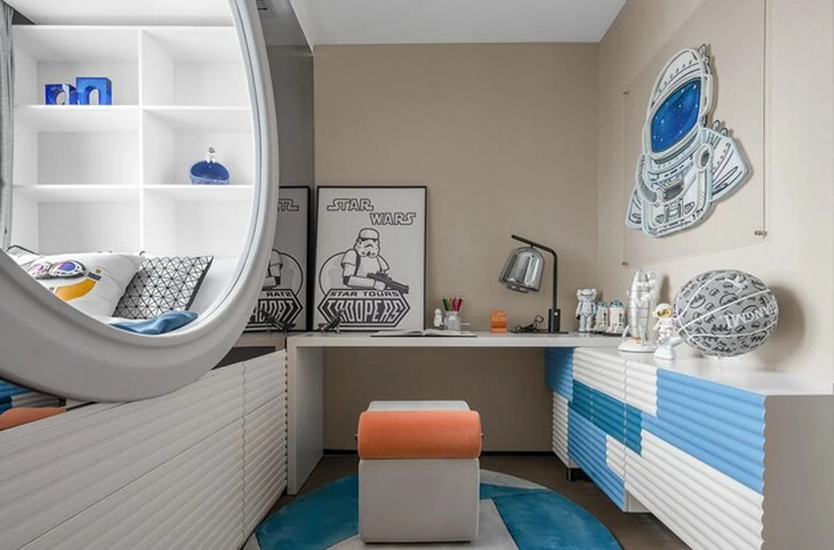 Nowoczesna sypialnia dla chłopców z motywem kosmosu