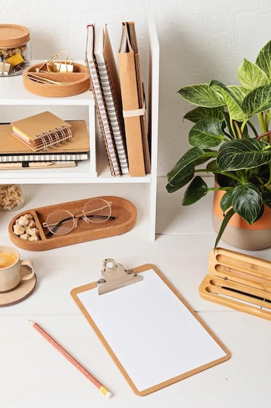 Organizer na biurku z przyborami szkolnymi i biurowymi