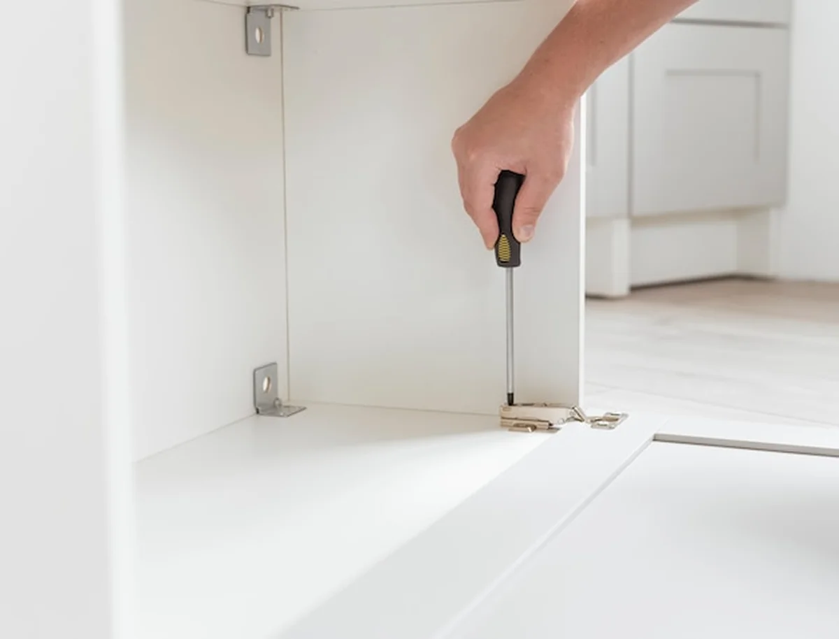 Montaż mebli za pomocą śrubokręta