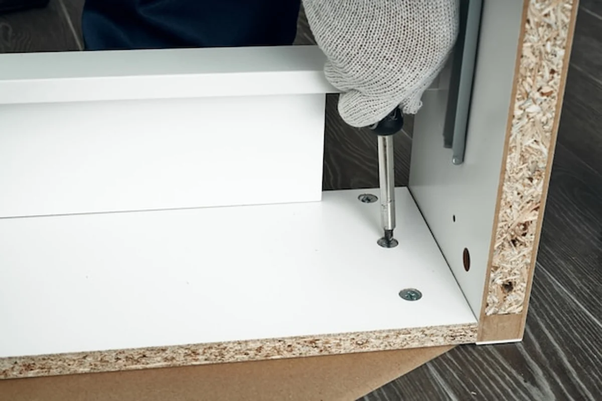 Proces montażu mebli