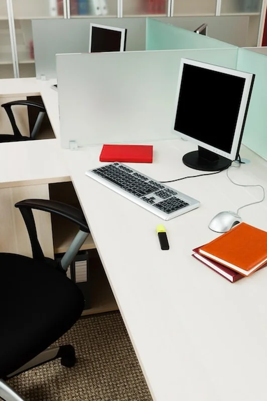 Komputery na różnych biurkach