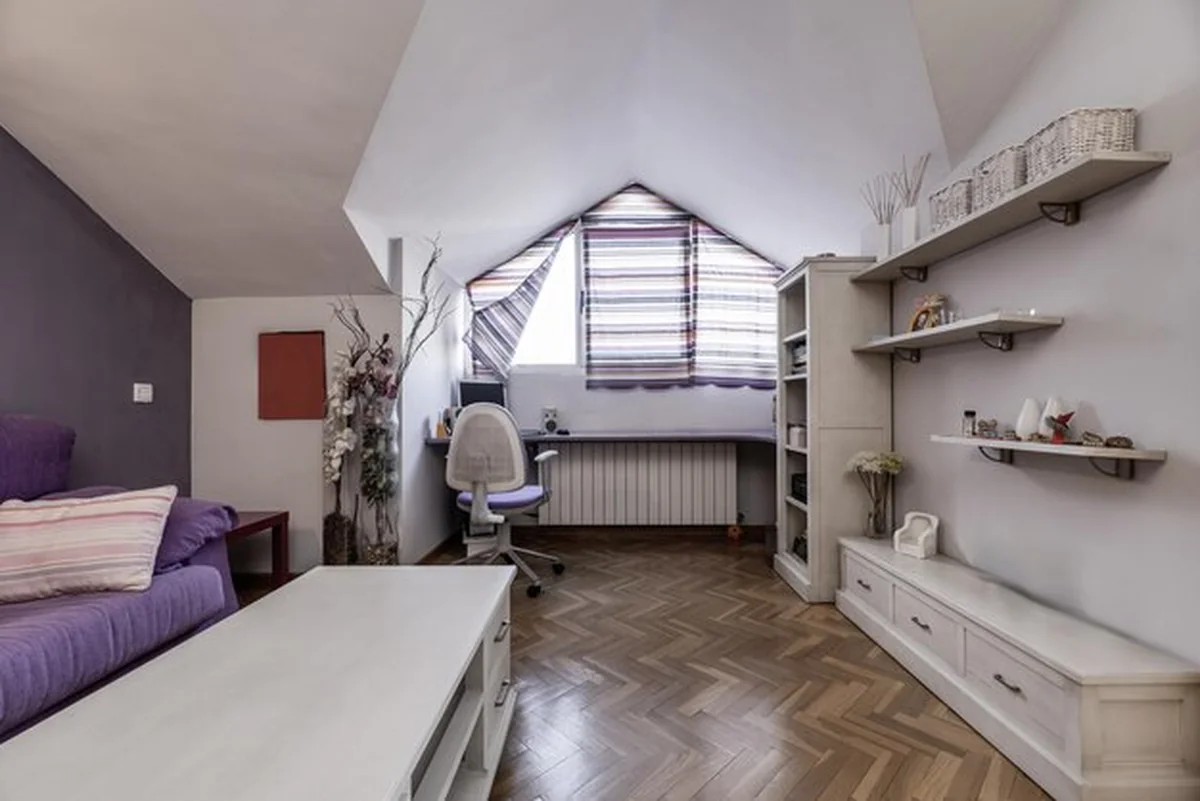 Pokój z biurkiem z białą drewnianą półką do książek