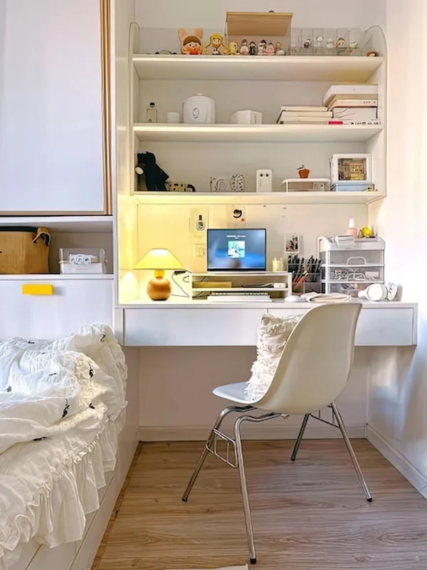 Małe i przytulne biuro domowe