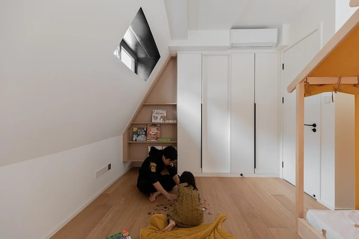 Pokój na strychu dla dzieci z wbudowanym magazynem