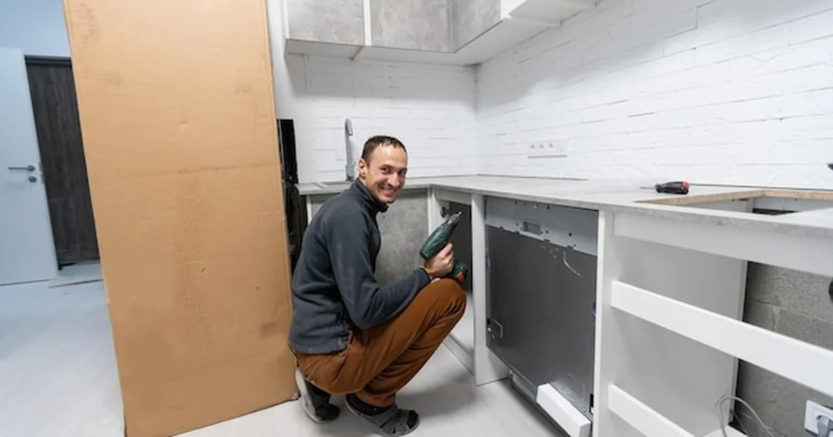 Montaż nowych mebli w kuchni po remoncie