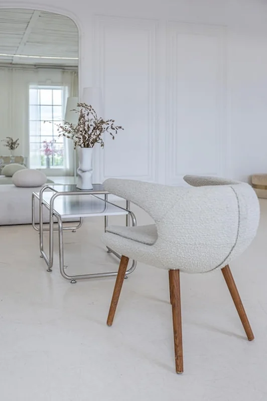 Salon w stylu barokowym z białymi ścianami i zabytkowymi sztukatami