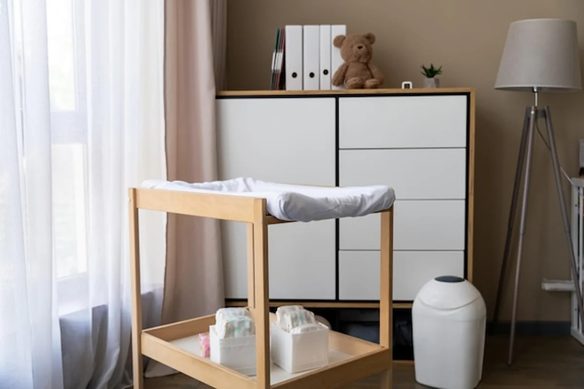 Puste przedszkole z lampą, stolikiem do przebierania pieluch, komodą i oknem z zasłonami