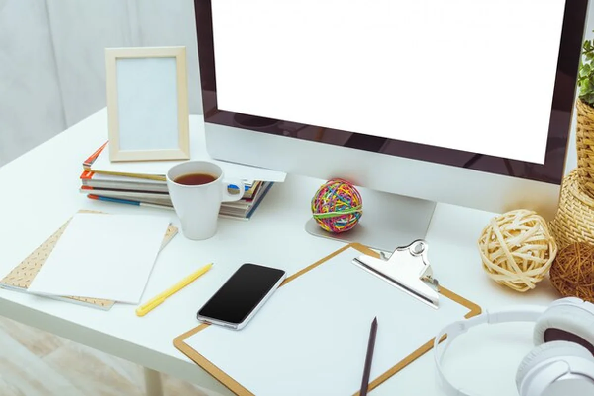 Stół roboczy z komputerem