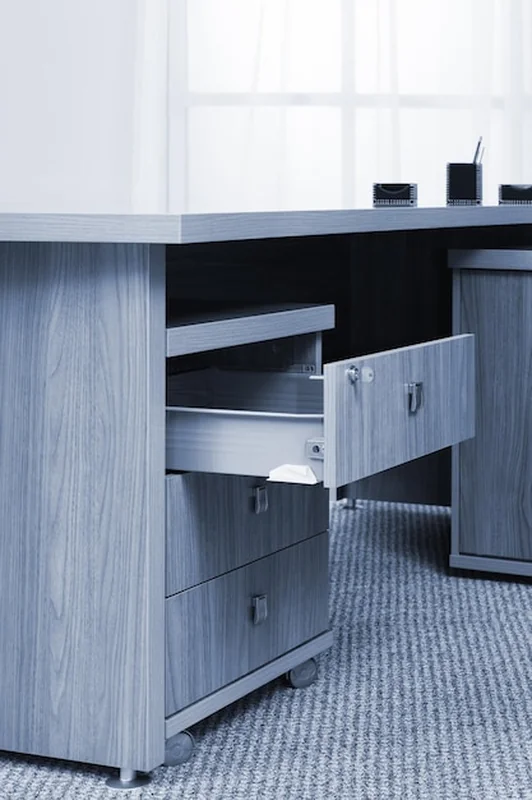 Biurko z otwartą szufladą